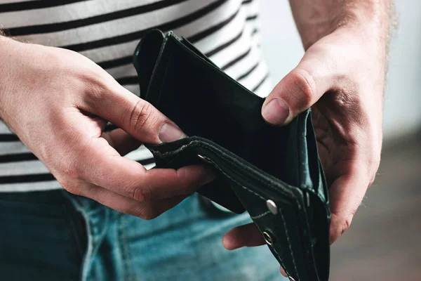 Рівень безробіття в Україні в червні зменшився до 12%, а рівень бідності зріс до 25,2%