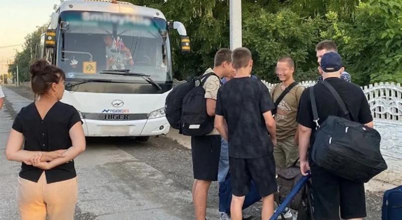 Россияне вывезли украинских школьников в Санкт-Петербург для парада, который отменили