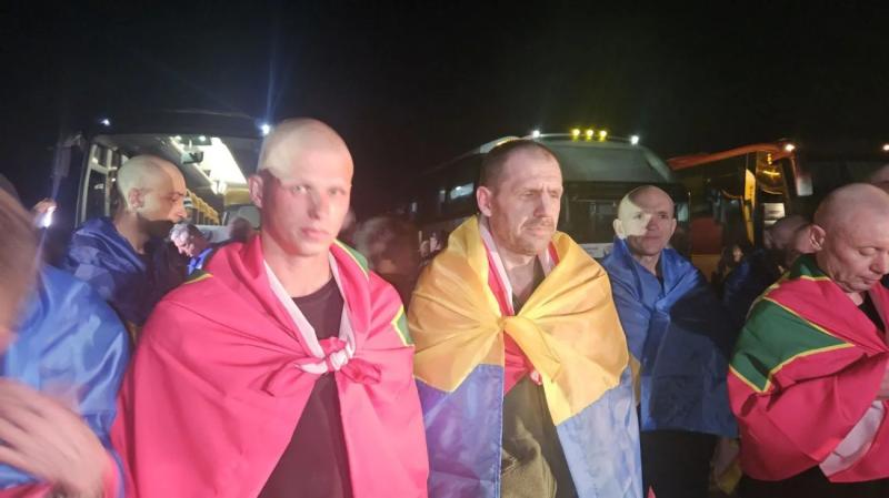Самому младшему – 27 лет, самому старшему – 66 лет. Часть была в неволе более 3 лет: детали освобождения из плена защитников Украины