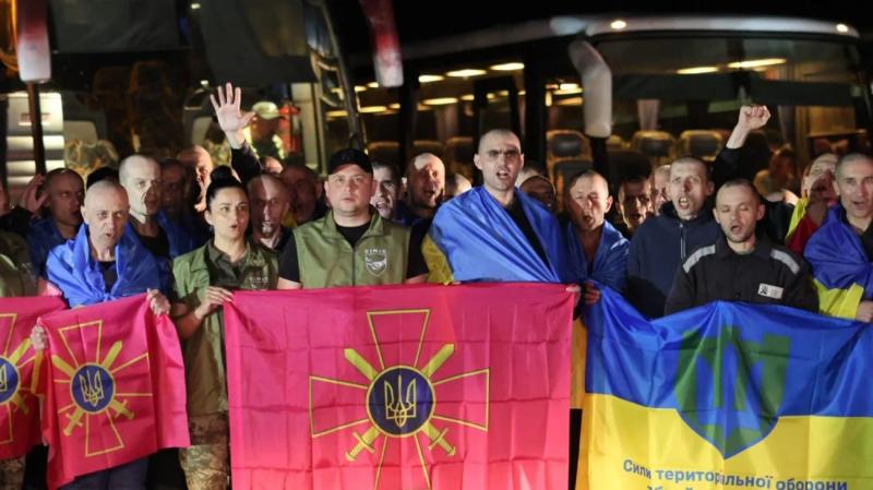 Самому младшему – 27 лет, самому старшему – 66 лет. Часть была в неволе более 3 лет: детали освобождения из плена защитников Украины