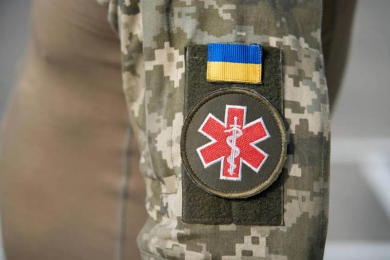 Те, кто спасает жизни под обстрелами и в тылу: Украина чествует медиков