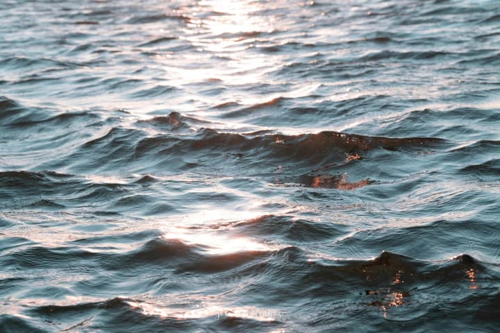 Трех подростков на матрасе унесло в море в Одессе: их спасли