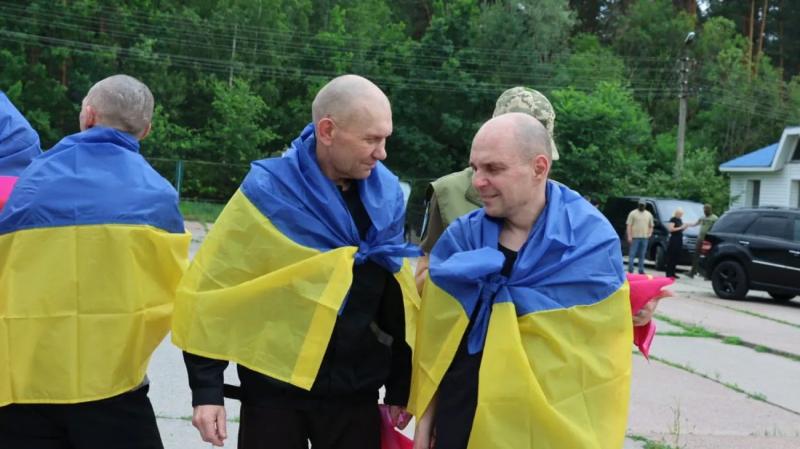 Украина вернула военных и гражданских из российского плена: новые детали