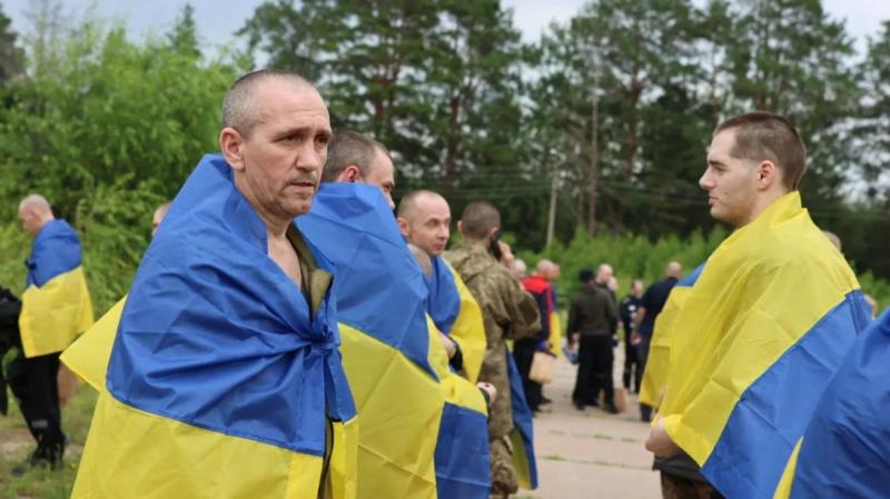 Украина вернула военных и гражданских из российского плена: новые детали