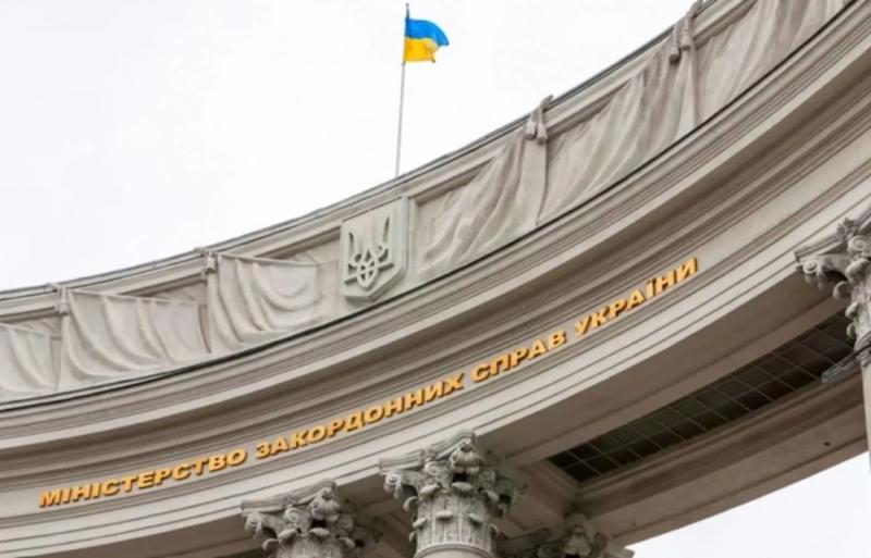 Украинцы за границей получили доступ к новой системе нотариальных услуг МИД
