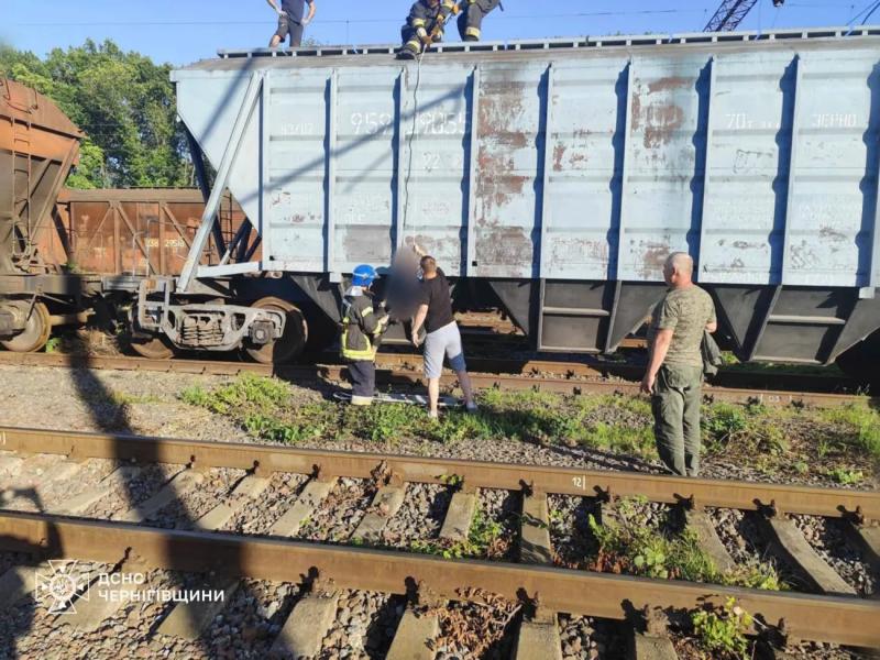 В Нежине из-за поражения током на железнодорожном вокзале погиб юноша, девушка травмирована
