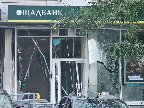 В Одесі від російського удару постраждало відділення Ощадбанку