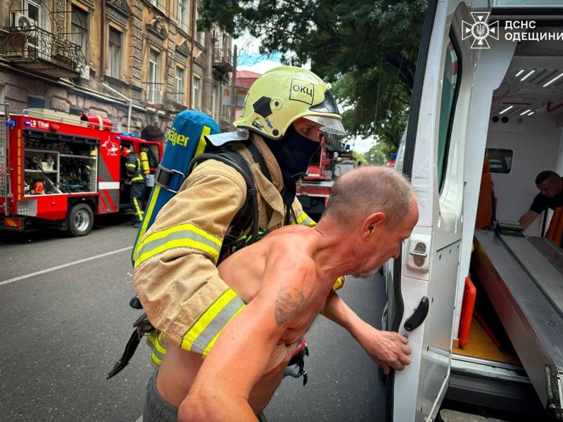 В Одессе горел жилой дом: пожарные спасли трех человек, кота и собаку