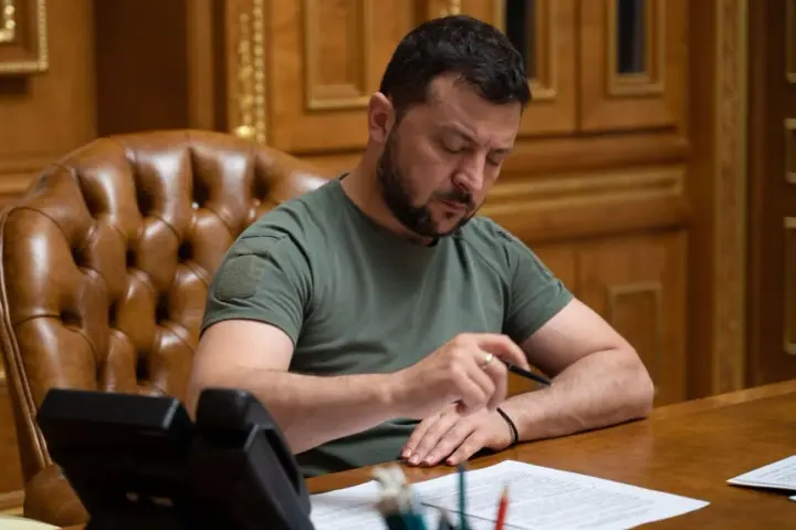 Военная подготовка студентов-медиков, контракты 60+ и выплаты инструкторам: Зеленский подписал ряд законов