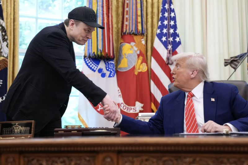 "Все говорят, что я уничтожу компании Илона", – Трамп удивил словами про Маска