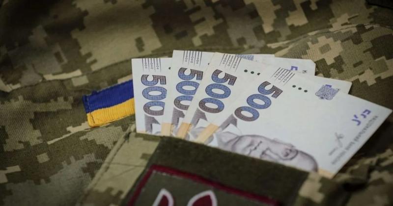 Выплаты военным могут вырасти: Зеленский будет просить ЕС профинансировать повышение зарплат - Bloomberg