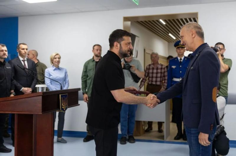 Зеленский поздравил медиков с профессиональным праздником и отметил их госнаградами