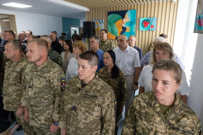 Зеленский поздравил медиков с профессиональным праздником и отметил их госнаградами