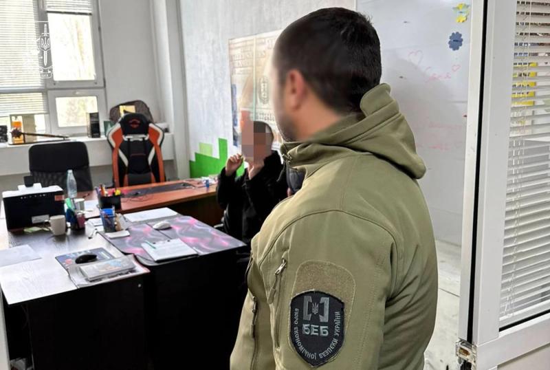 24 миллиона на подделках: в Днепре накрыли схему продажи фейковых гаджетов известного бренда