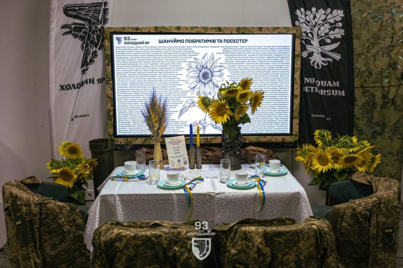 Акция "Стол памяти": тысячи заведений и воинские части вспоминают павших защитников Украины
