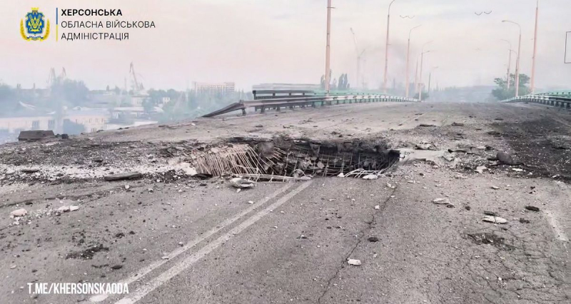 Армия РФ сбросила на Херсон КАБы, пробив дыру в мосту и повредив дома: видео последствий