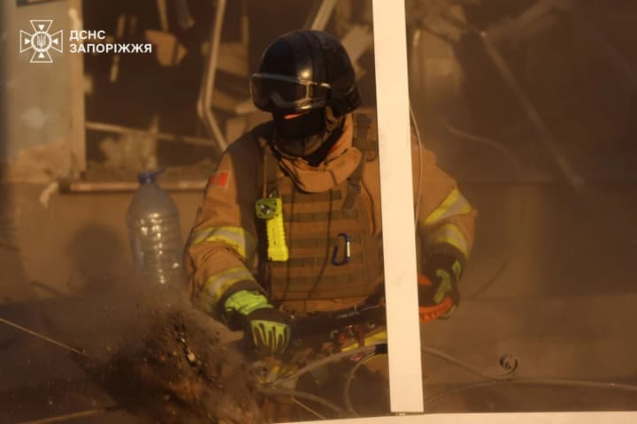Авиаудар по Запорожью: число пострадавших вновь возросло, аварийно-спасательные работы завершены