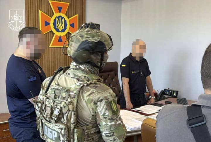 Использовал спасателей на собственных стройках: начальнику ГСЧС Винницкой области сообщили о подозрении
