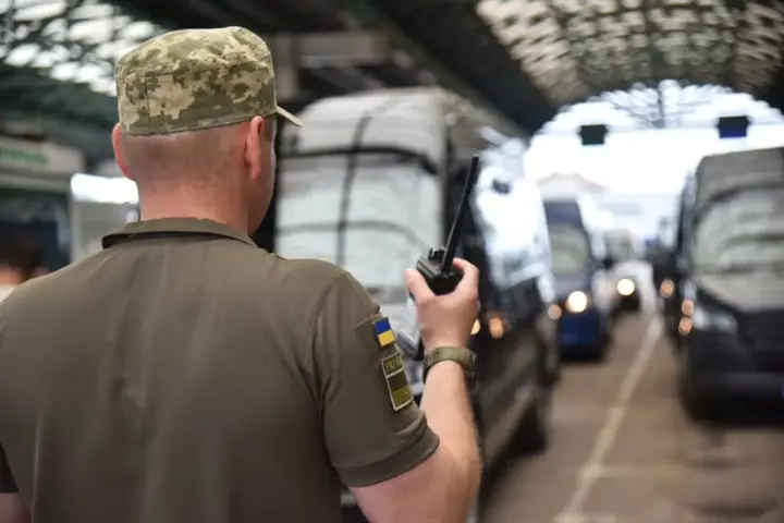 Из-за сбоя в ПП "Краковец" не оформляют легковые автомобили и автобусы на выезд, очереди выросли - пограничники