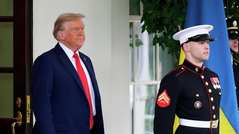 "Как бы безумно это ни звучало", — Трамп забыл о включенном микрофоне, когда делал заявление о Путине