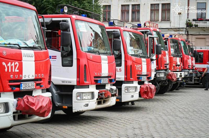 Латвия передала ГСЧС Украины 16 пожарных автомобилей