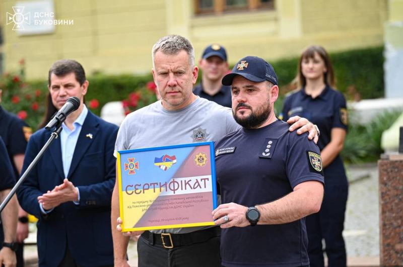 Латвия передала ГСЧС Украины 16 пожарных автомобилей
