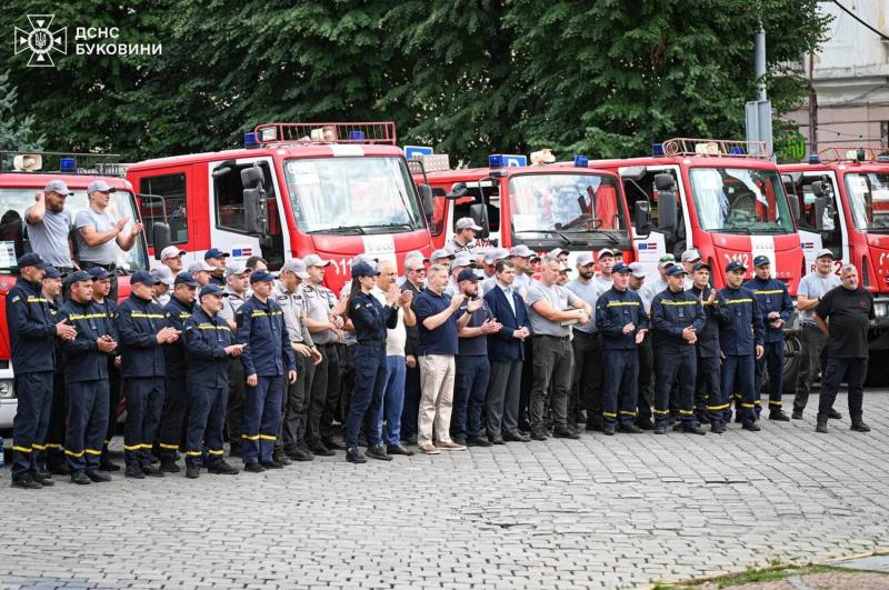 Латвия передала ГСЧС Украины 16 пожарных автомобилей