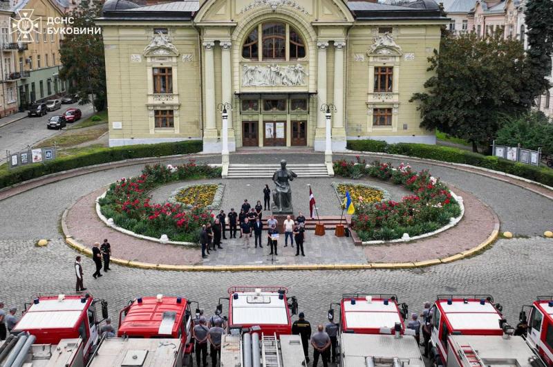 Латвия передала ГСЧС Украины 16 пожарных автомобилей