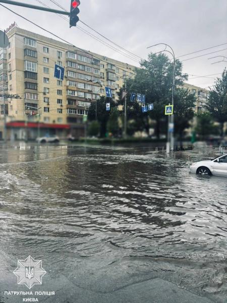 Ливень в Киеве 6 августа: где было перекрыто движение транспорта, фото и видео