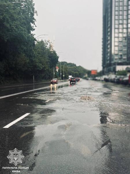 Ливень в Киеве 6 августа: где было перекрыто движение транспорта, фото и видео
