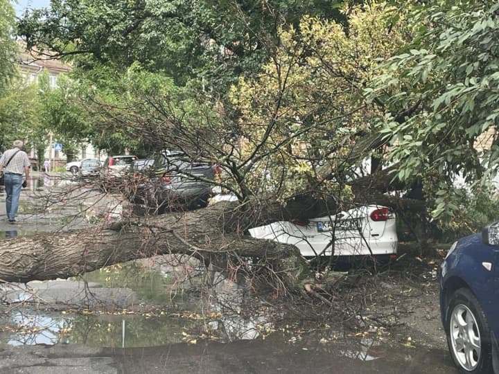 Ливень в Киеве 6 августа: где было перекрыто движение транспорта, фото и видео