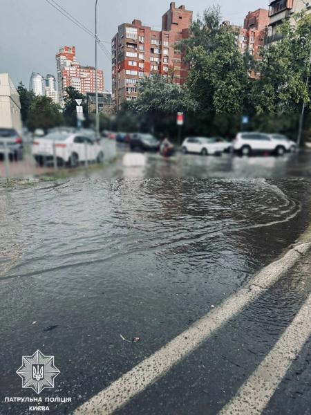Ливень в Киеве 6 августа: где было перекрыто движение транспорта, фото и видео