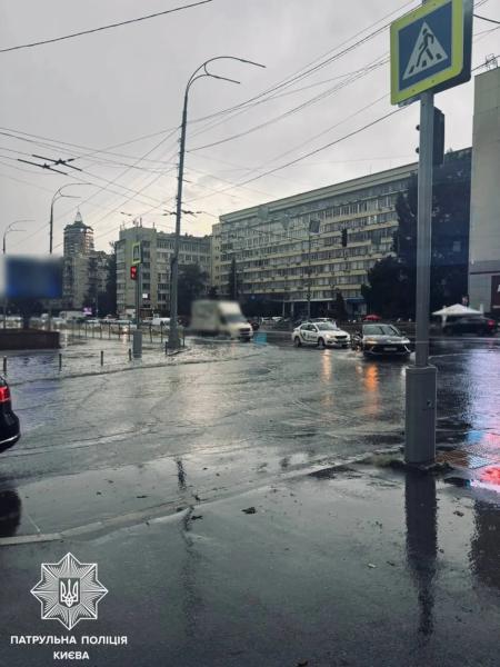 Ливень в Киеве 6 августа: где было перекрыто движение транспорта, фото и видео