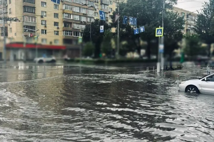 Ливень в Киеве: в центре выпала полумесячная норма осадков, движение местами затруднено