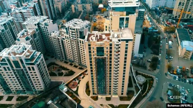 Лондон и поместье за 70 миллионов: СМИ исследовали роскошный образ жизни семьи топ-таможенника Комара