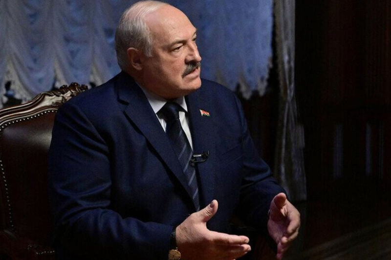 Лукашенко выдал новую версию вторжения в Украину: войска РФ "просто шли с учений" через Киев