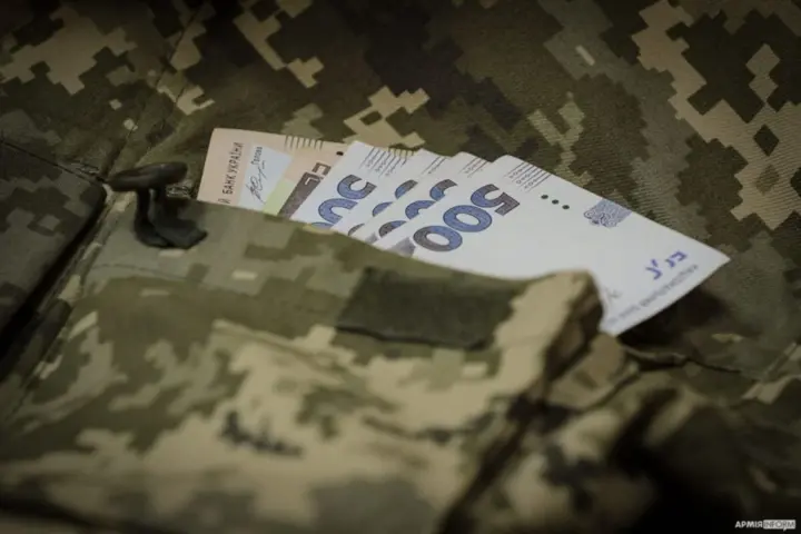 Масштабные злоупотребления при выплатах "боевых" военным: Кравченко заявил о задержании 7 служащих
