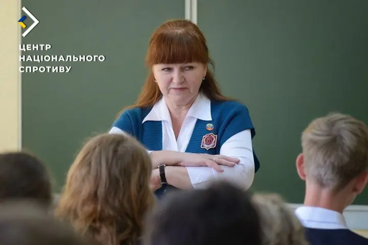 На ВОТ Украины учителя получили методички по "выявлению преступников" среди детей - ЦНС