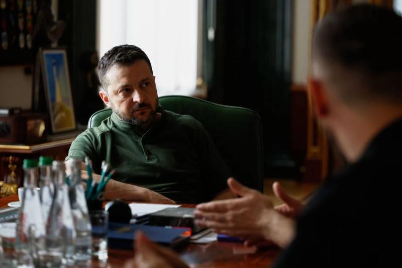 На взятке разоблачены один из нардепов, руководители администраций, военные Нацгвардии: Зеленский озвучил детали