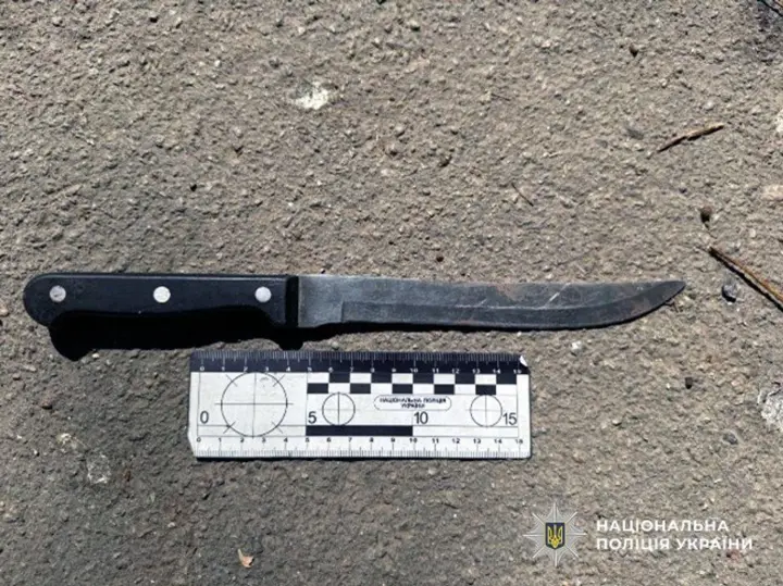 Пьяный мужчина с ножом бросался на подростков в Херсоне: его задержали