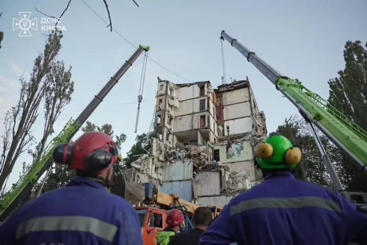 Правительство готовит решение для ускорения восстановления жилья после атак РФ