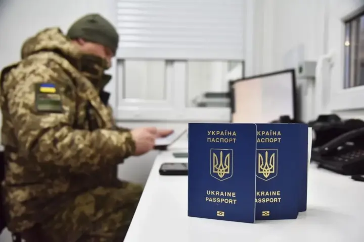 Раде предлагают разрешить выезжать за границу мужчинам до призывного возраста
