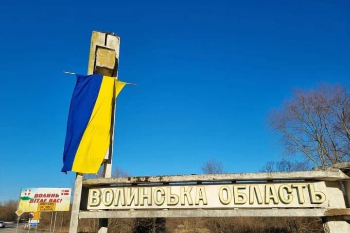 Разбили лобовое стекло и окна и ударили водителя по руке: на Волыни толпа напала на авто ТЦК, есть задержанный