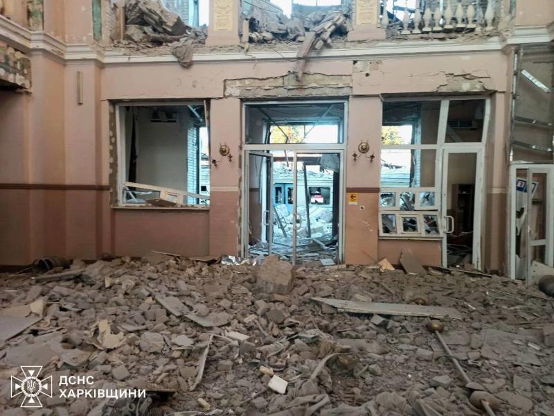 рф атаковала железную дорогу в Лозовой: поврежден вокзал, погиб механик, 10 пострадавших