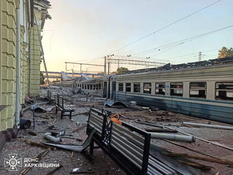 рф атаковала железную дорогу в Лозовой: поврежден вокзал, погиб механик, 10 пострадавших