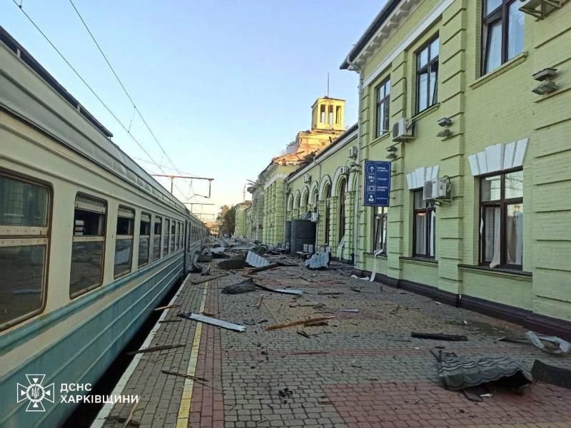 рф атаковала железную дорогу в Лозовой: поврежден вокзал, погиб механик, 10 пострадавших