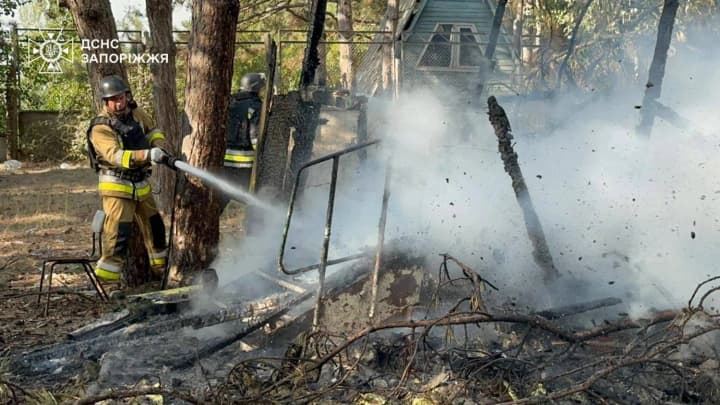 РФ нанесла 4 авиаудара по базе отдыха в Запорожье: показали последствия