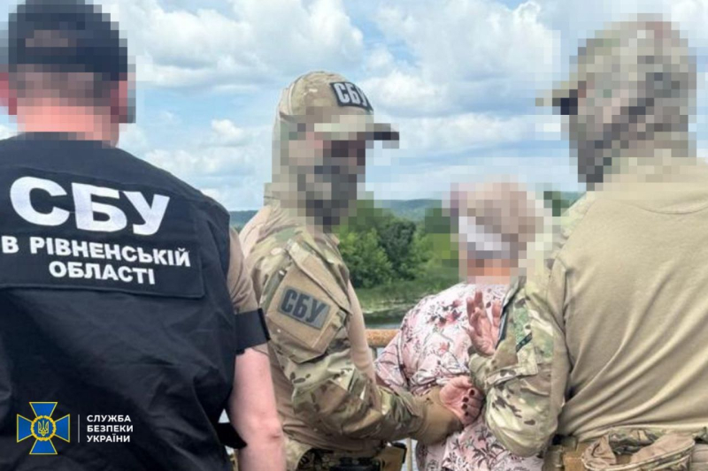 СБУ задержала агента ГРУ с камерой на велосипеде: бывшая медсестра готовила прорыв ДРГ под Сумами