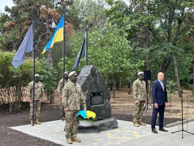 Символ несокрушимости украинского народа: в Одессе открыли памятник сопротивлению