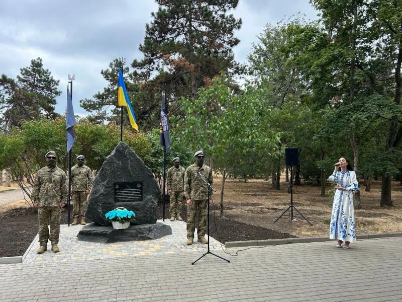 Символ несокрушимости украинского народа: в Одессе открыли памятник сопротивлению